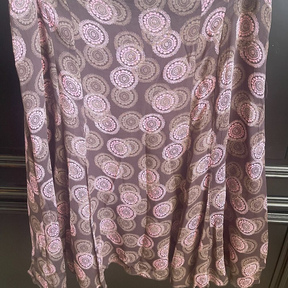 Beautiful knee length skirt.  Can be worn for business, church, or dinner